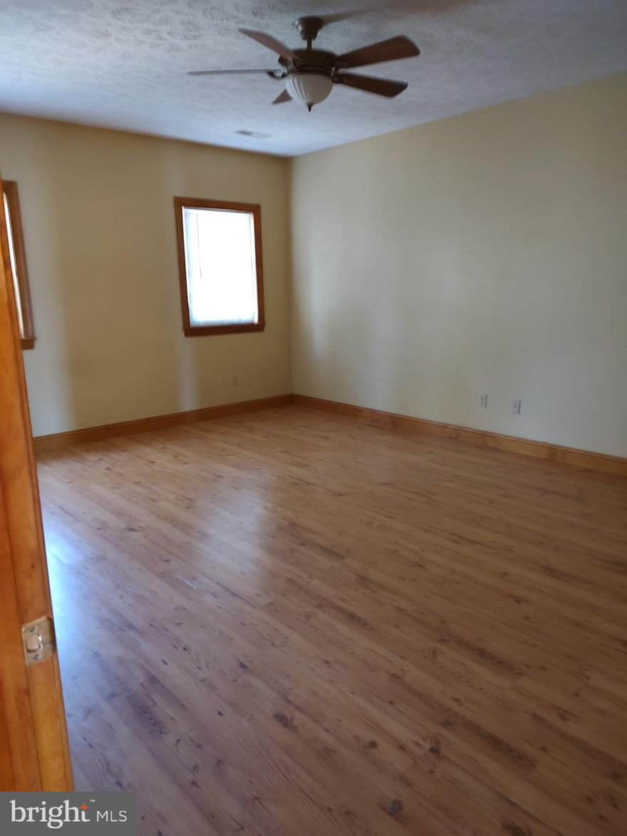 Perfect Walk-Up apartment right in town! Space offers 4 bedrooms and 2 bathrooms.  Easy move in ready and plenty of parking.  Welcome to Orange with a fabulous rent opportunity! 
****THIS IS A LIST ONLY. PLEASE CALL OWNER FOR SHOWINGS AND APPLICATIONS!****