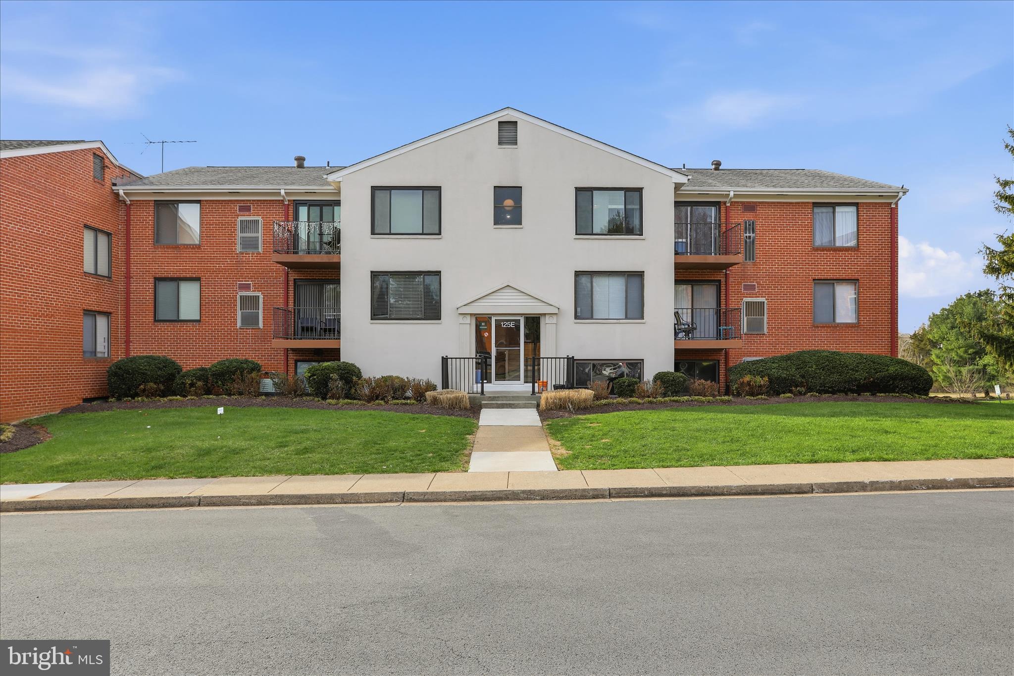 COUNTRY CLUB GREEN - Residential