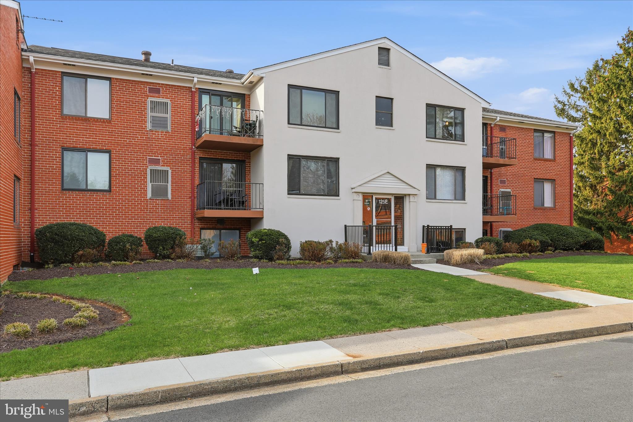 COUNTRY CLUB GREEN - Residential