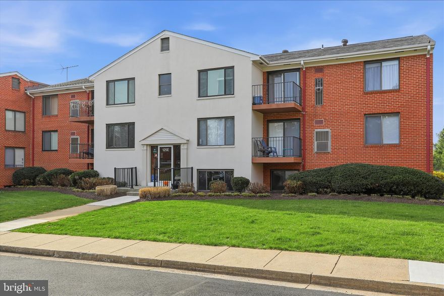 Freshly Renovated throughout  * All new appliances, LVP flooring, All New Kitchen & Bath, convenient ground floor unit in Country Club Green. Open family room dining room area.  Lots of storage space & just steps away from the Laundry * Close to restaurants, Leesburg Outlet Center as well as Route 7, Route 15 and the Dulles Greenway. Close to historic downtown Leesburg, local wineries and parks. Community amenities include Pool, BBQ area and playground. Plenty of unassigned parking & move in ready!