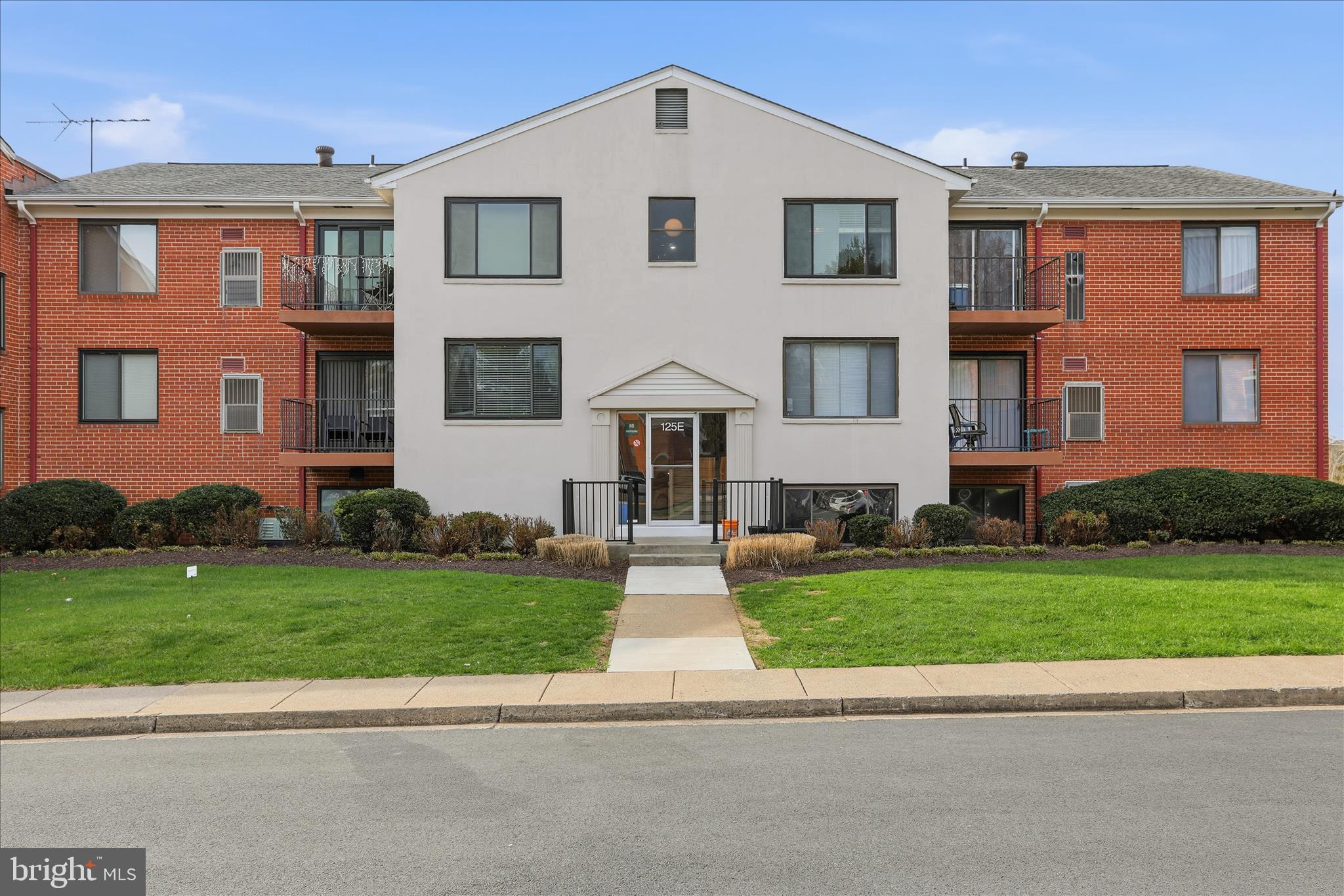 COUNTRY CLUB GREEN - Residential