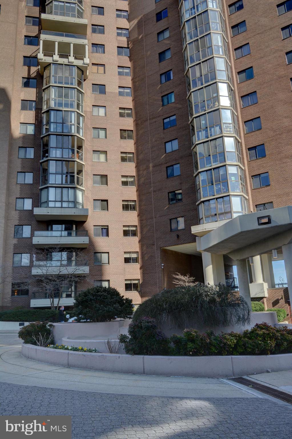 1600 N OAK STREET N 1022