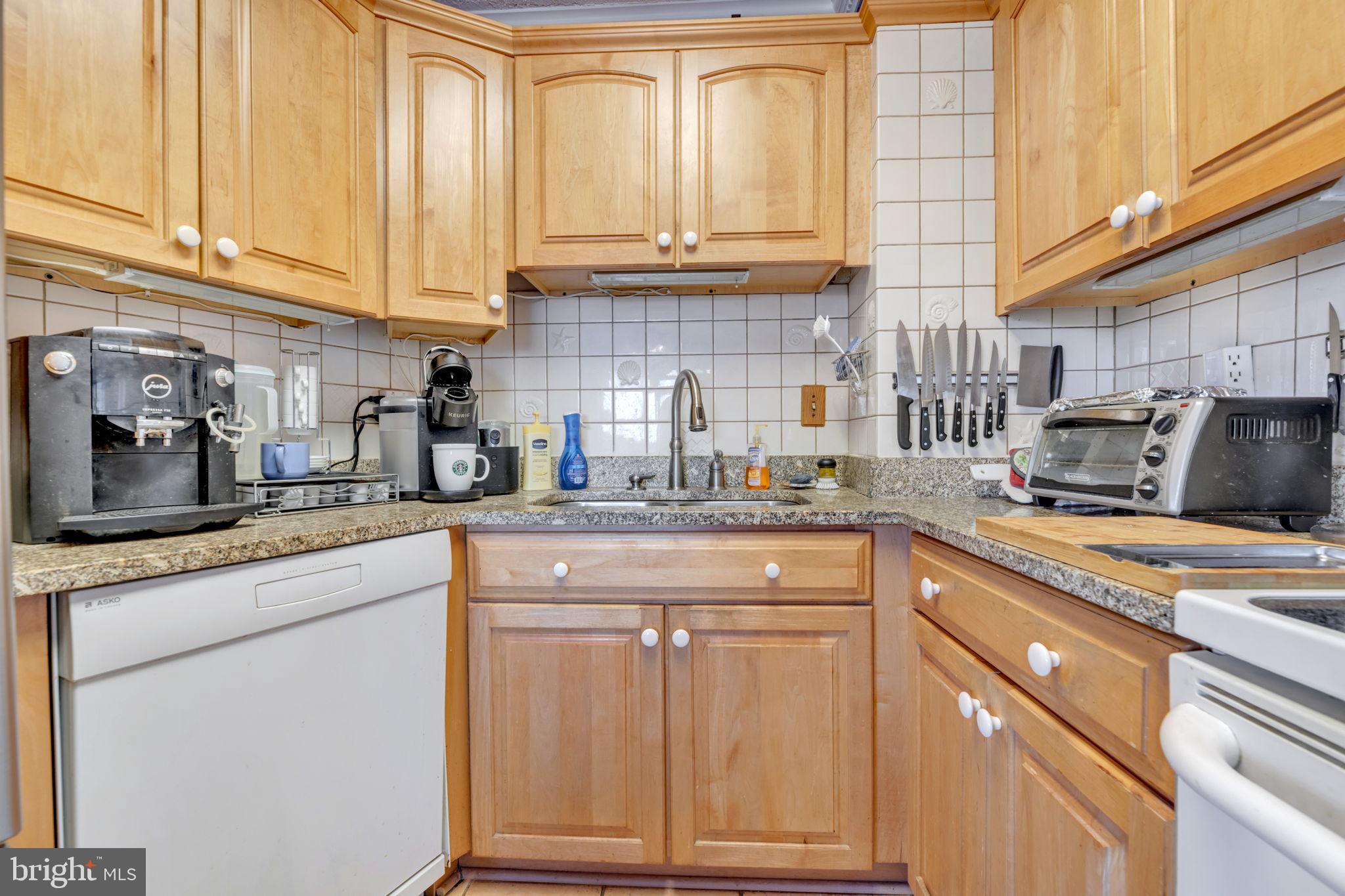 1600 N OAK STREET N 1022