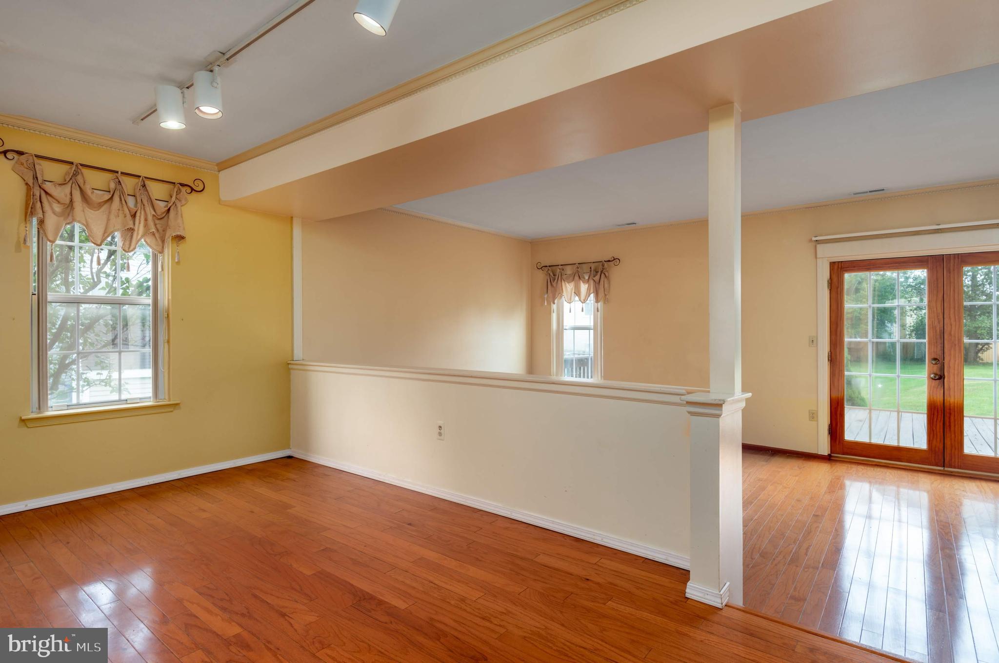 FOUR SEASONS - Residential