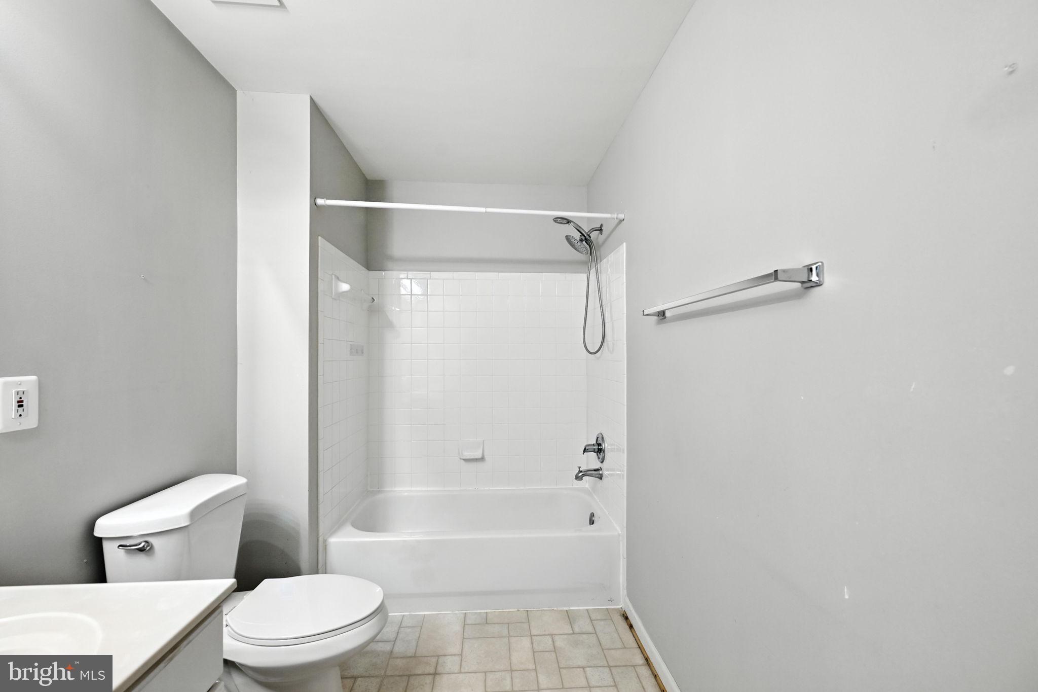 TOWNES AT FAIR LAKES GLEN - Residential