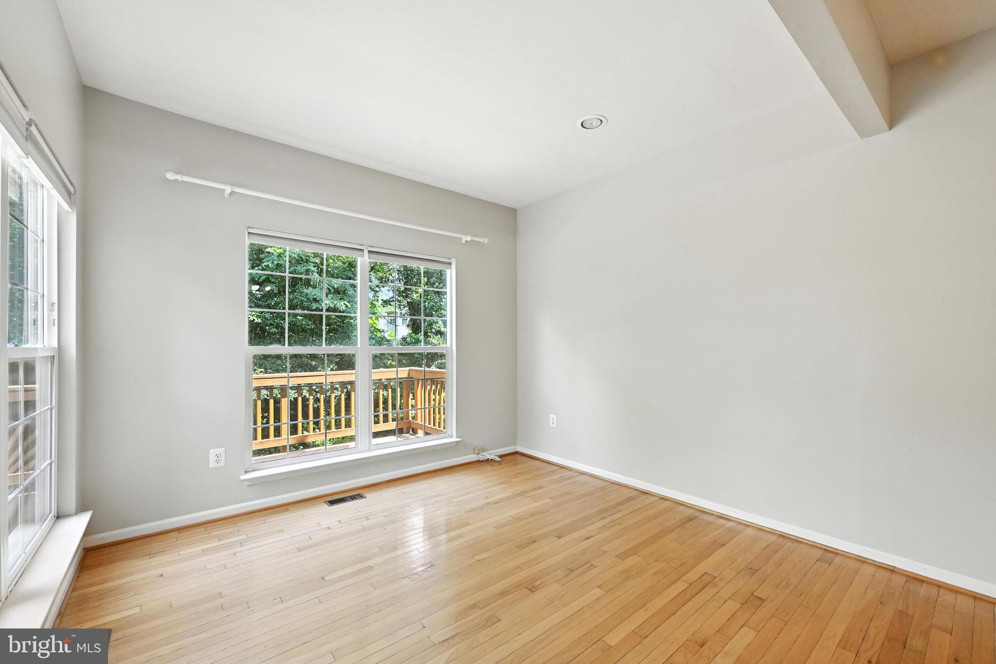 TOWNES AT FAIR LAKES GLEN - Residential