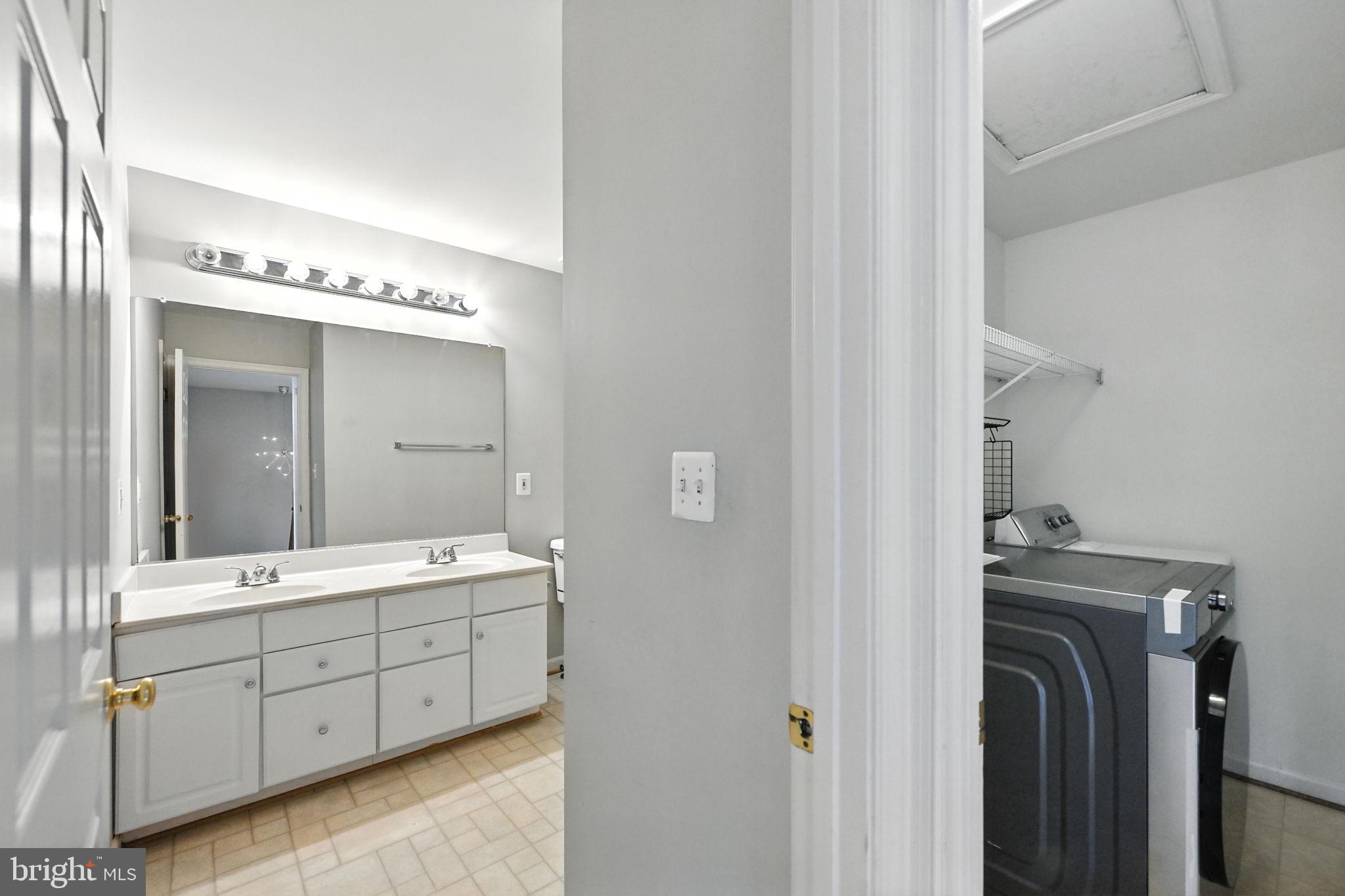 TOWNES AT FAIR LAKES GLEN - Residential