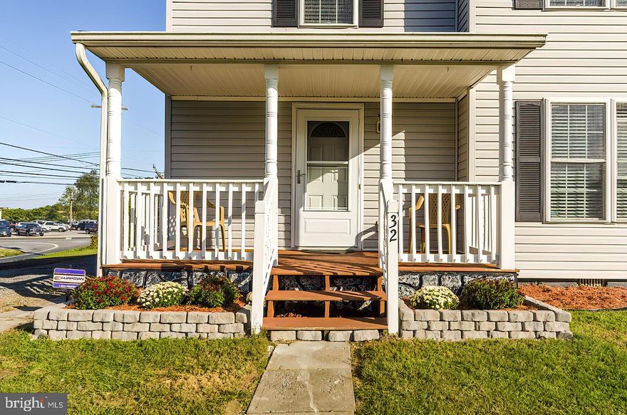 GREAT COLONIAL WITH 3 BEDROOMS 2 AND ½ BATHROOMS. THIS HOUSE HAS TEAK FLOORS GAS RANGE, STAINLES STEAL APPLIANCES, PERFECT FOR FIRST TIME HOME BUYERS. THE DECK IS PERFECT FOR OUTDOOR ENTERTAINMENT CONVENIENTLY LOCATED TO THE MARC AND RT 9, GREAT CHOICE FOR COMMUTERS TO NVA, MD OR DC A GREAT CHOICE