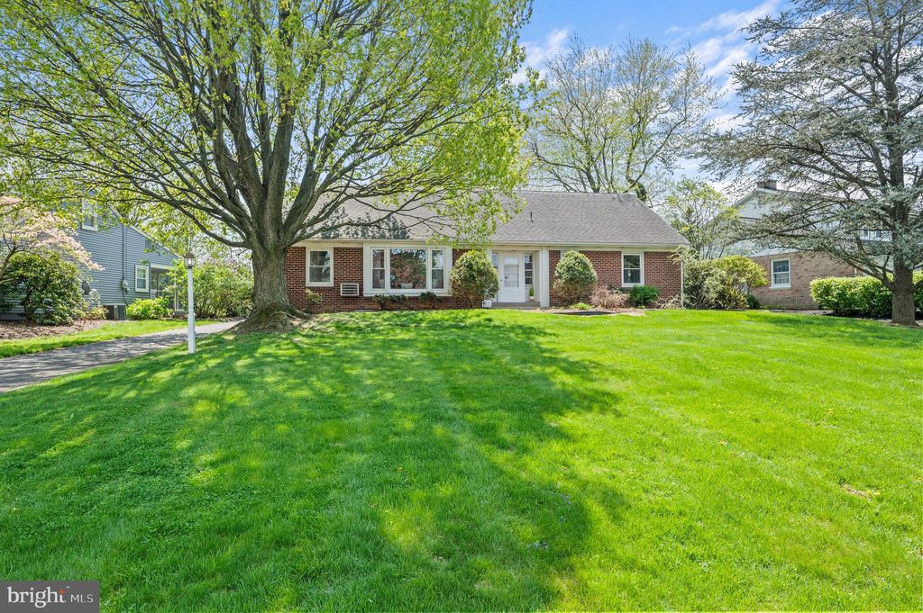 Photo of 1955 PARK PLZ, LANCASTER, PA 17601 (MLS # PALA2033692)