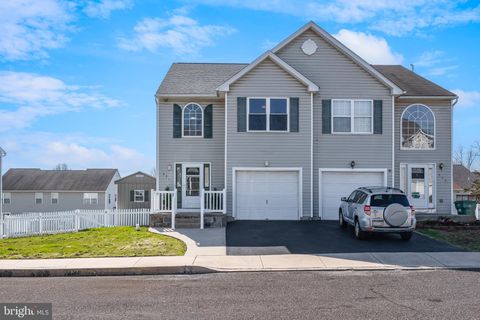 Townhouse For Sale - 671 Daisy Lane<br/> PENNSBURG, PA 18073