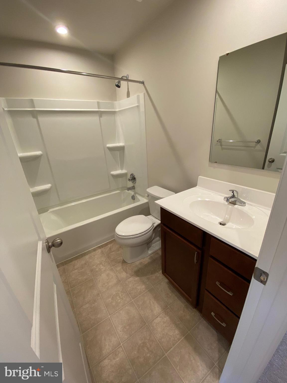 THE LAKES AT MARTINSBURG - Residential Lease