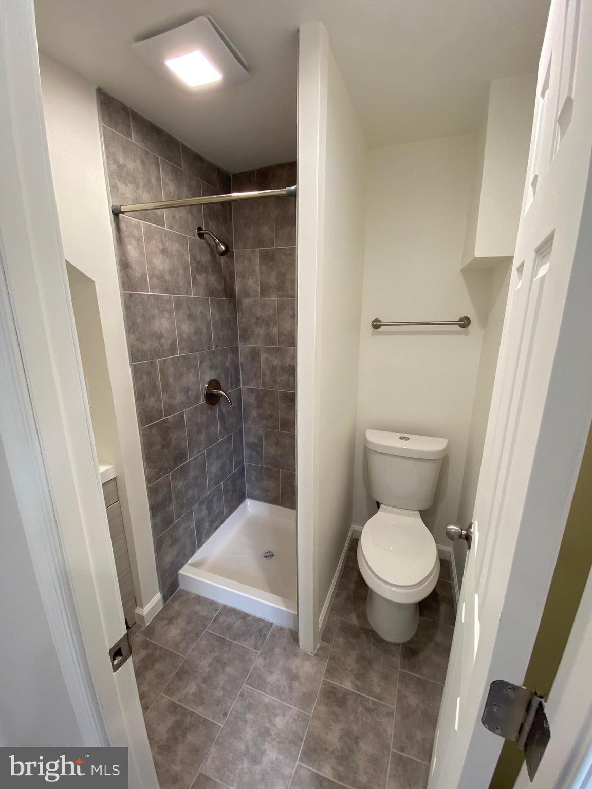 THE LAKES AT MARTINSBURG - Residential Lease