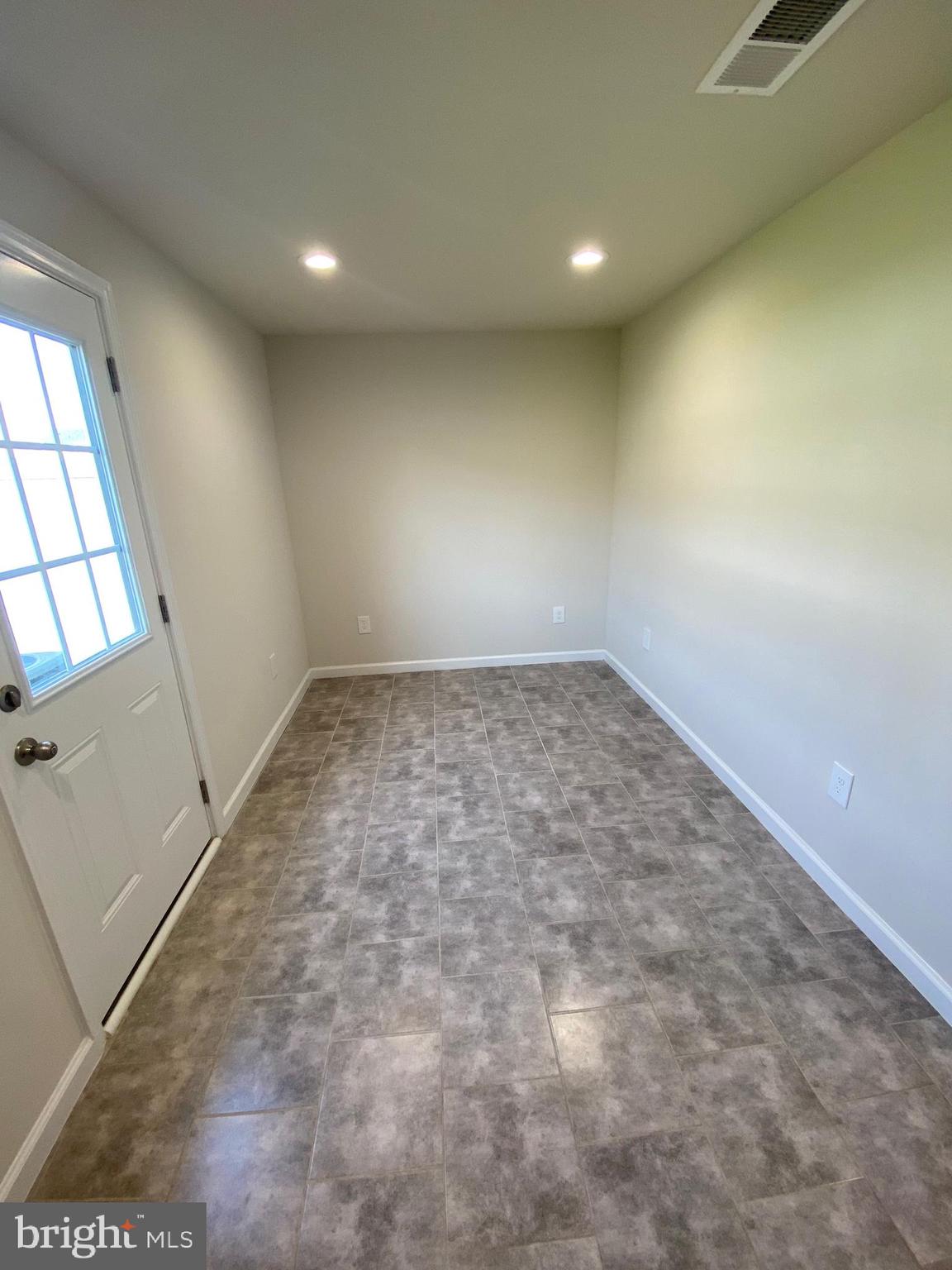 THE LAKES AT MARTINSBURG - Residential Lease