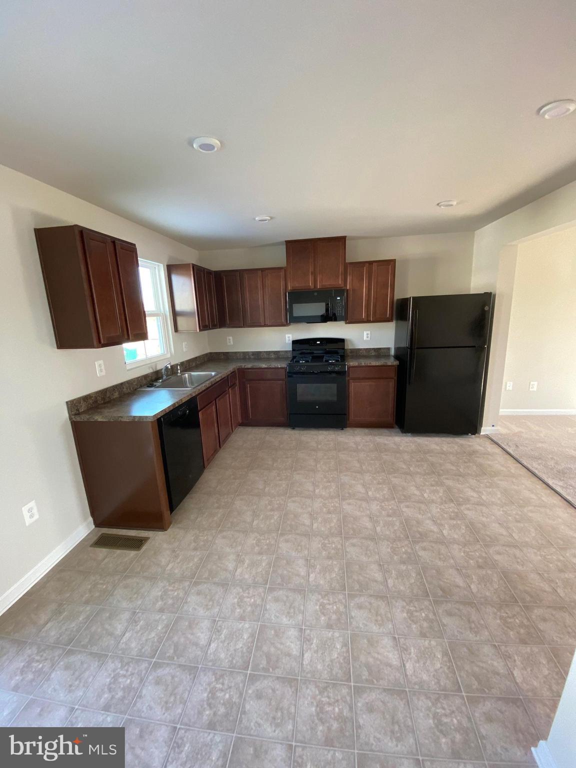 THE LAKES AT MARTINSBURG - Residential Lease