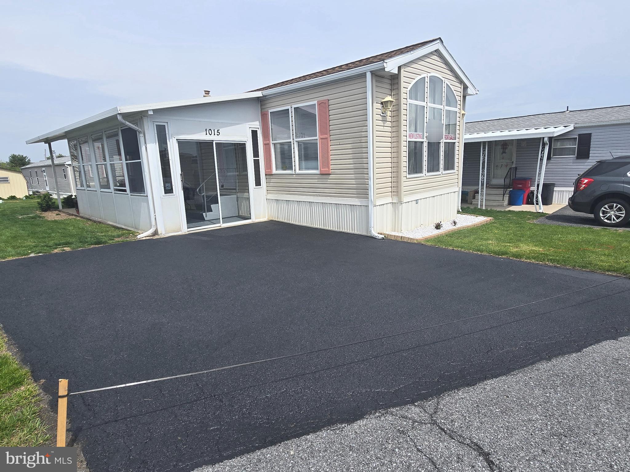 Price improved! Laurel Commons welcomes you to its peaceful community. This wonderful home boasts 2 bedrooms & 2 full bathrooms with one of them located in the main suite. Offering a cozy living room and eat-in kitchen this home is equipped with a stove, refrigerator, dishwasher, washer and dryer. The right owner will feel at home the moment you set foot in this home with the modern touches all around the home. Get more space for your bucks. The lot rent is $700/month which includes trash service for your convenience. With a convenient location to many local amenities.
Feeling like checking this place out? Don't hesitate, call me for a private tour. Hablo espanol
!Ask about our preferred lender for conventional financing!!