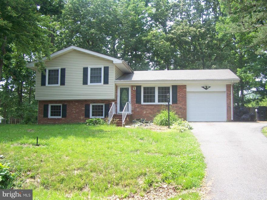 VERY NICE SPLIT LEVEL IN CONVENIENT LOCATION OF FREDRICKSBURG.  3 BEDROOMS, AND 2 FULL BATHS, UPDATED KITCHEN AND BATHS, LOWER LEVEL RECREATION ROOM, LARGE FENCED YARD WITH SHED.  MINUTES TO I-95, COMMUTER LOTS, SHOPPING, RESTAURANTS.  ABSOLUTELY NO PETS.