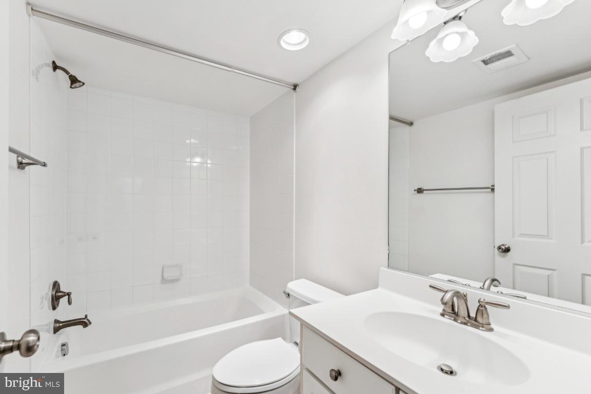 VILLAGES OF URBANA - Residential Lease