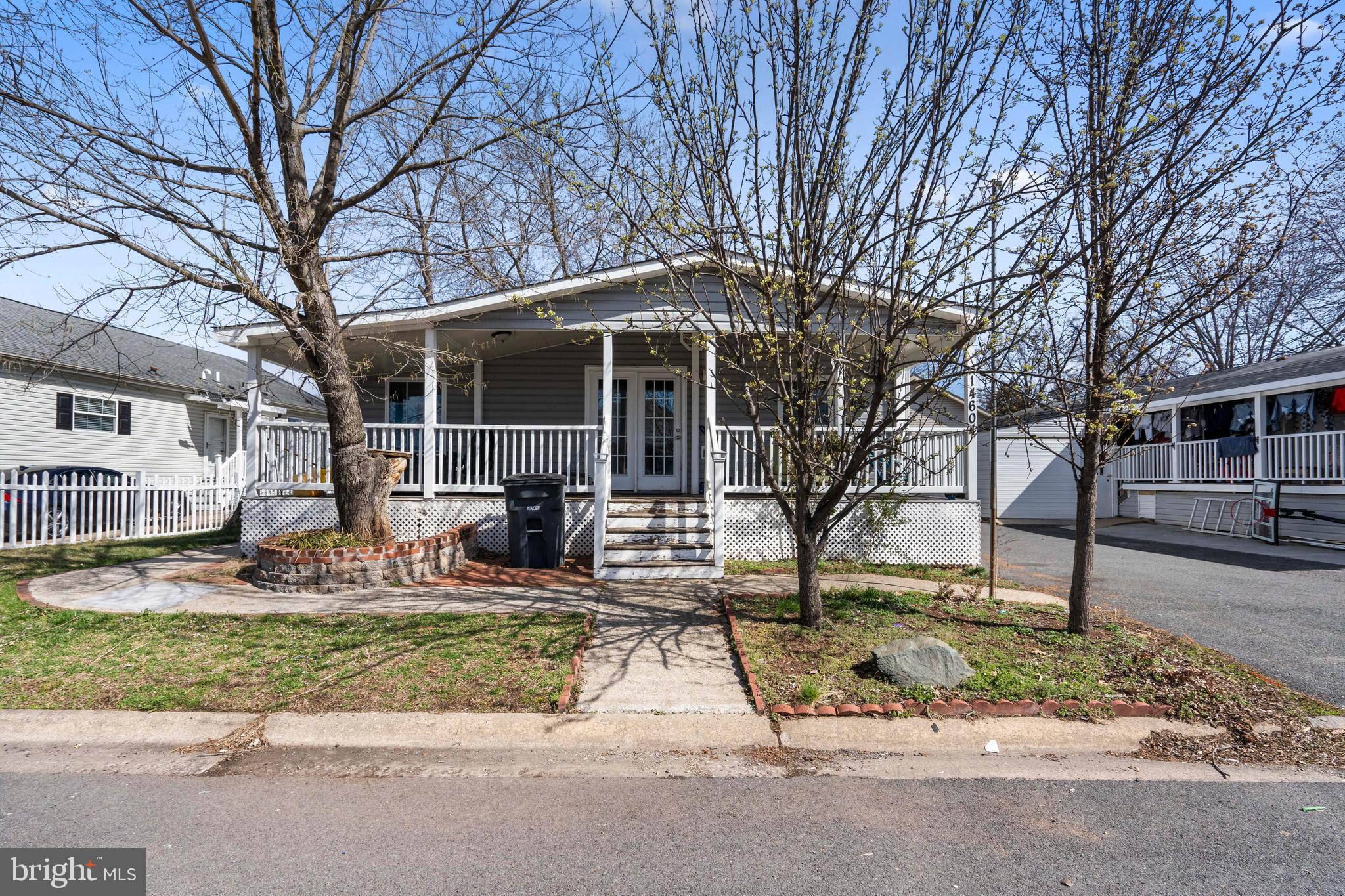 MEADOWS OF CHANTILLY - Residential