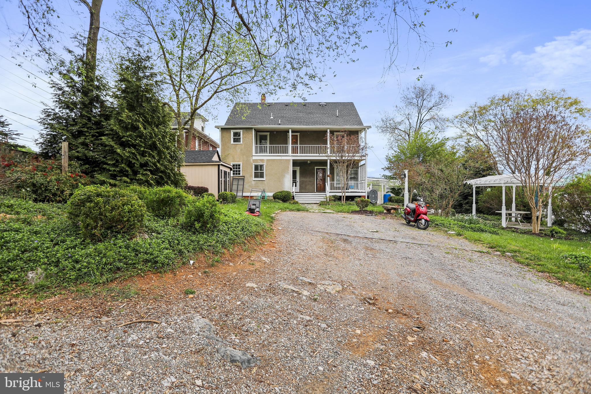 CHARLES TOWN CORPORATION - Residential Lease