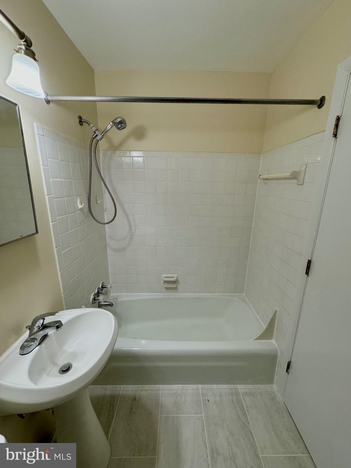 RESTON - Residential Lease