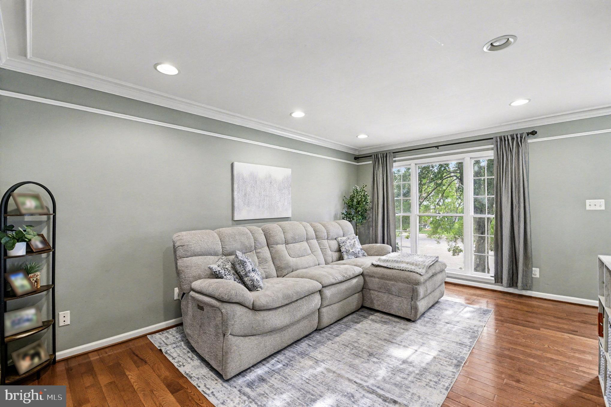 CONSTANT FRIENDSHIP - Residential