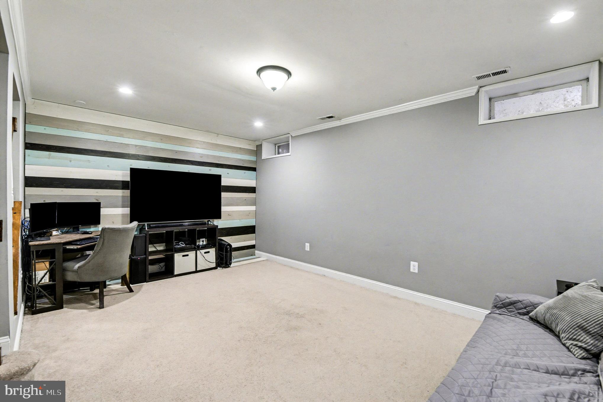 CONSTANT FRIENDSHIP - Residential