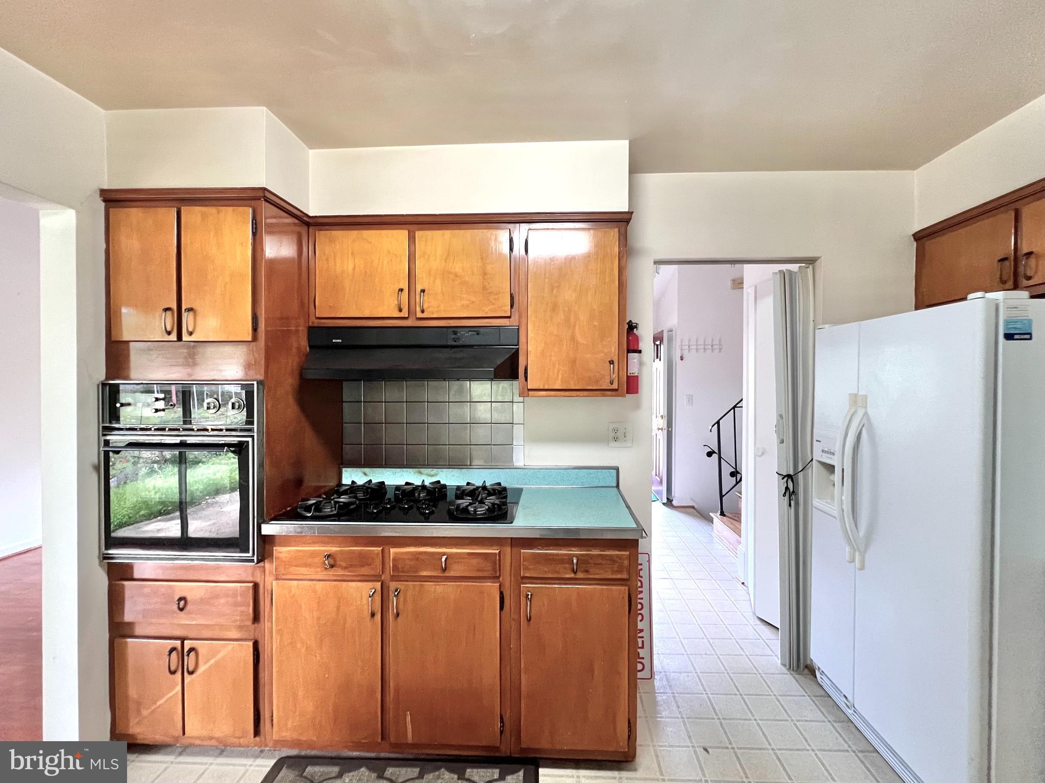 MONTGOMERY KNOLLS - Residential