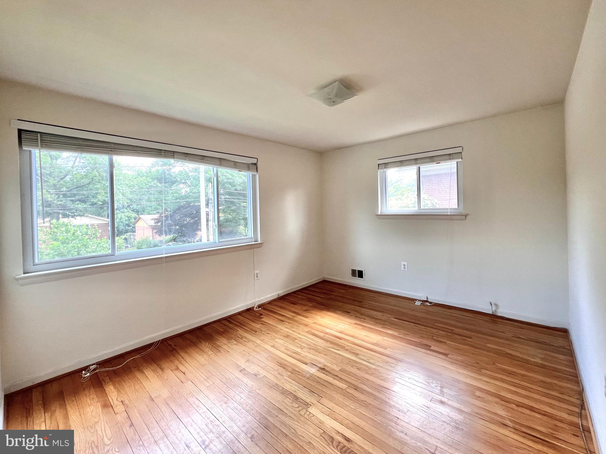 MONTGOMERY KNOLLS - Residential