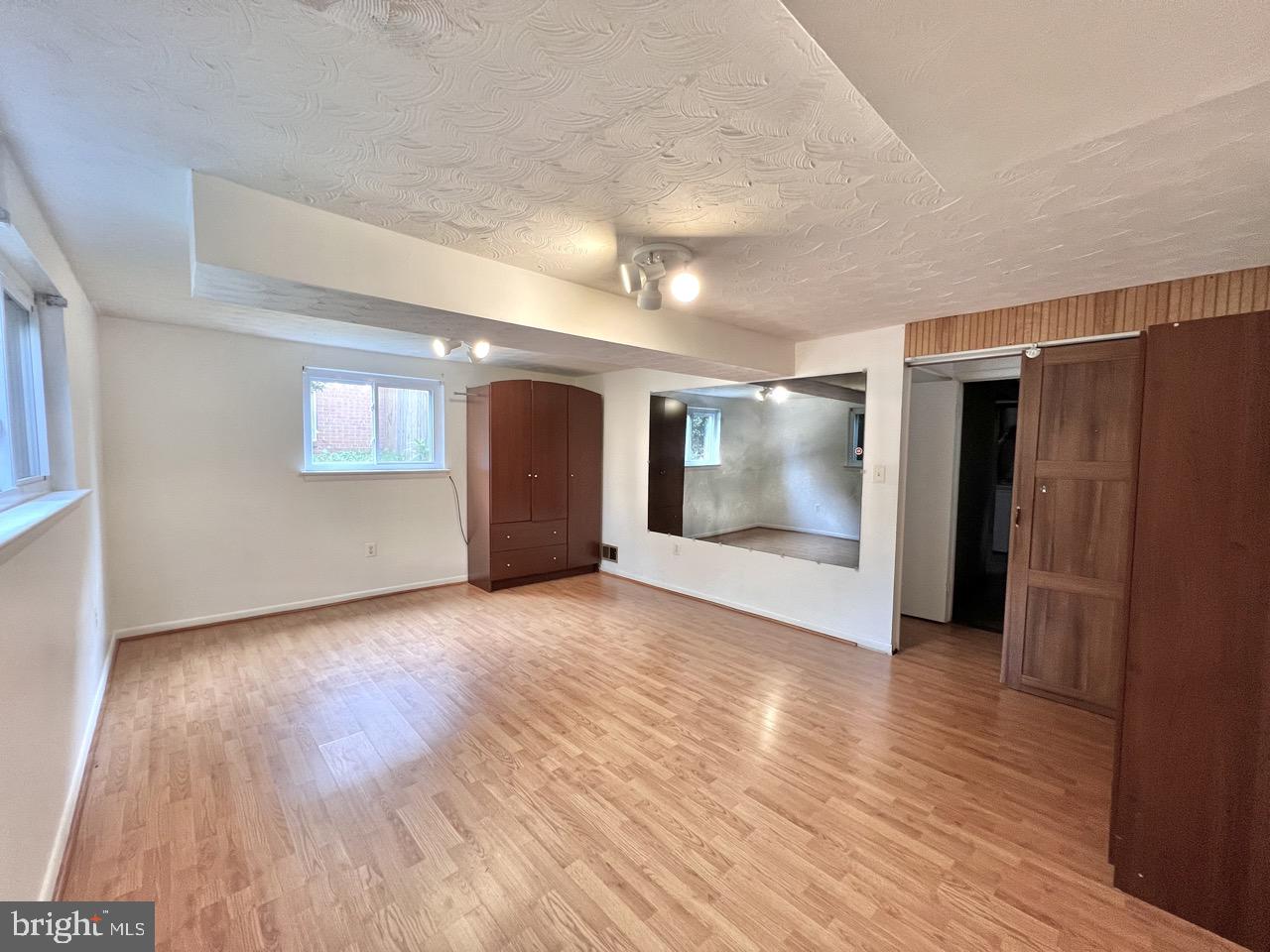 MONTGOMERY KNOLLS - Residential