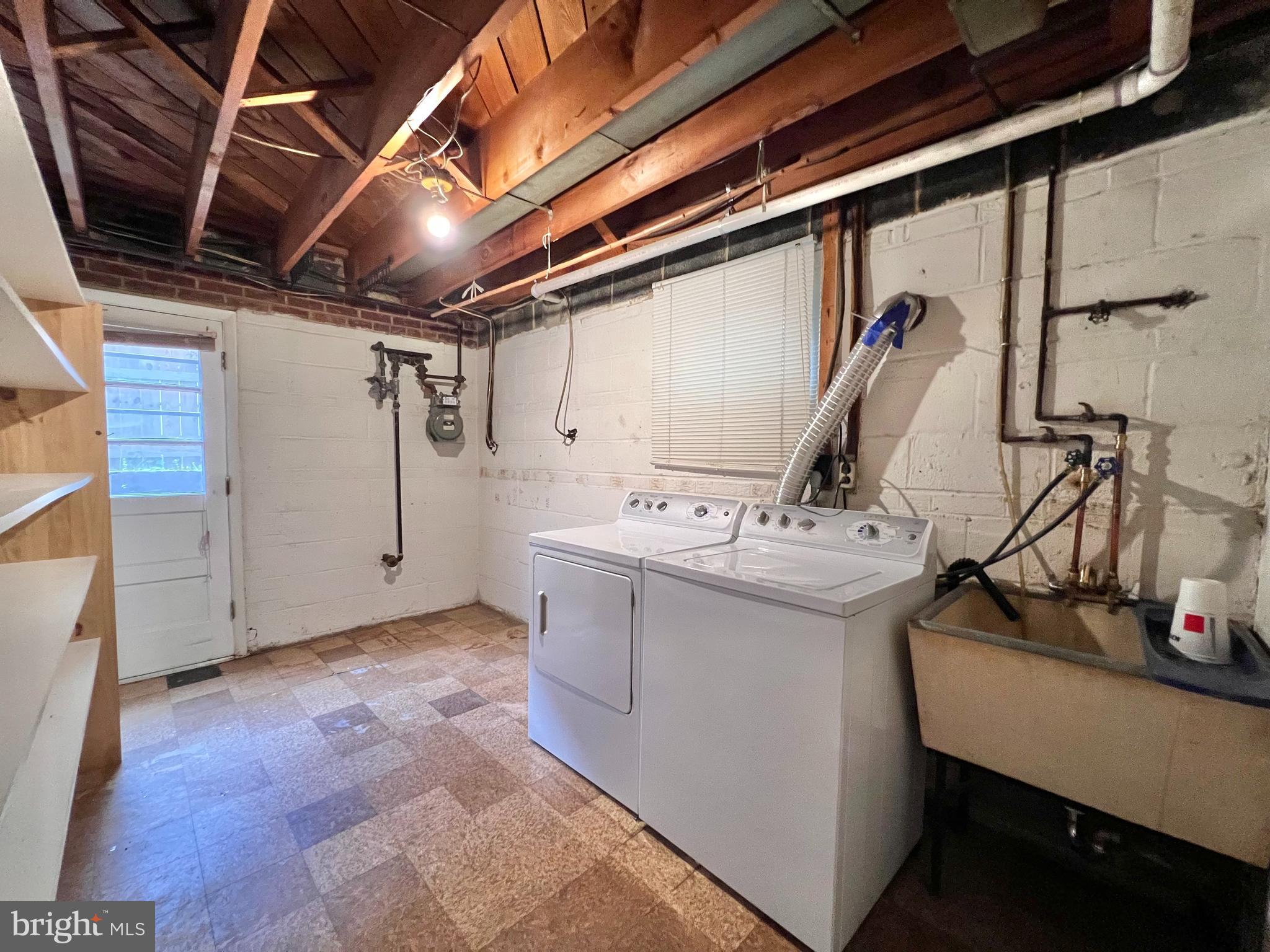 MONTGOMERY KNOLLS - Residential