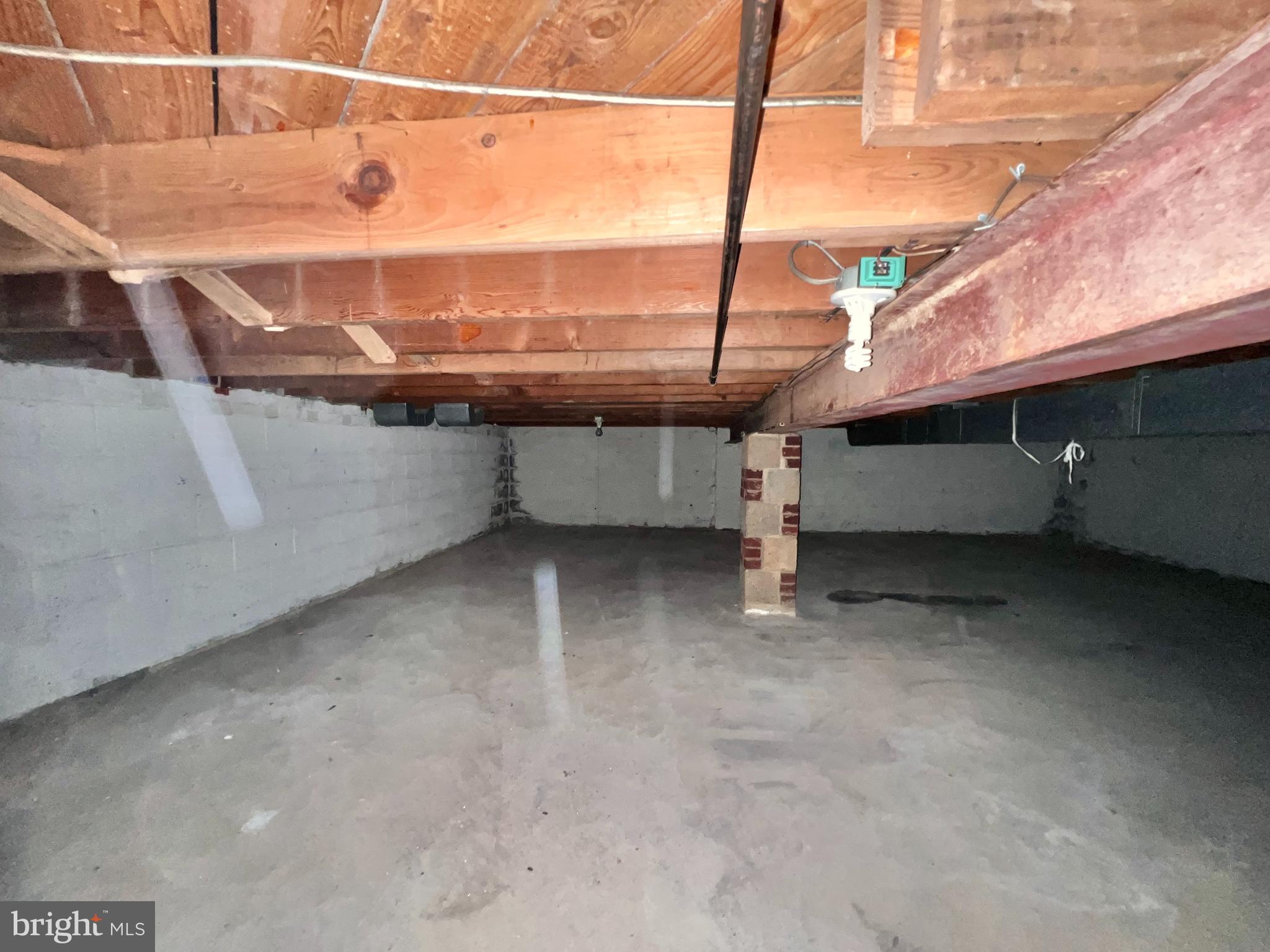 MONTGOMERY KNOLLS - Residential