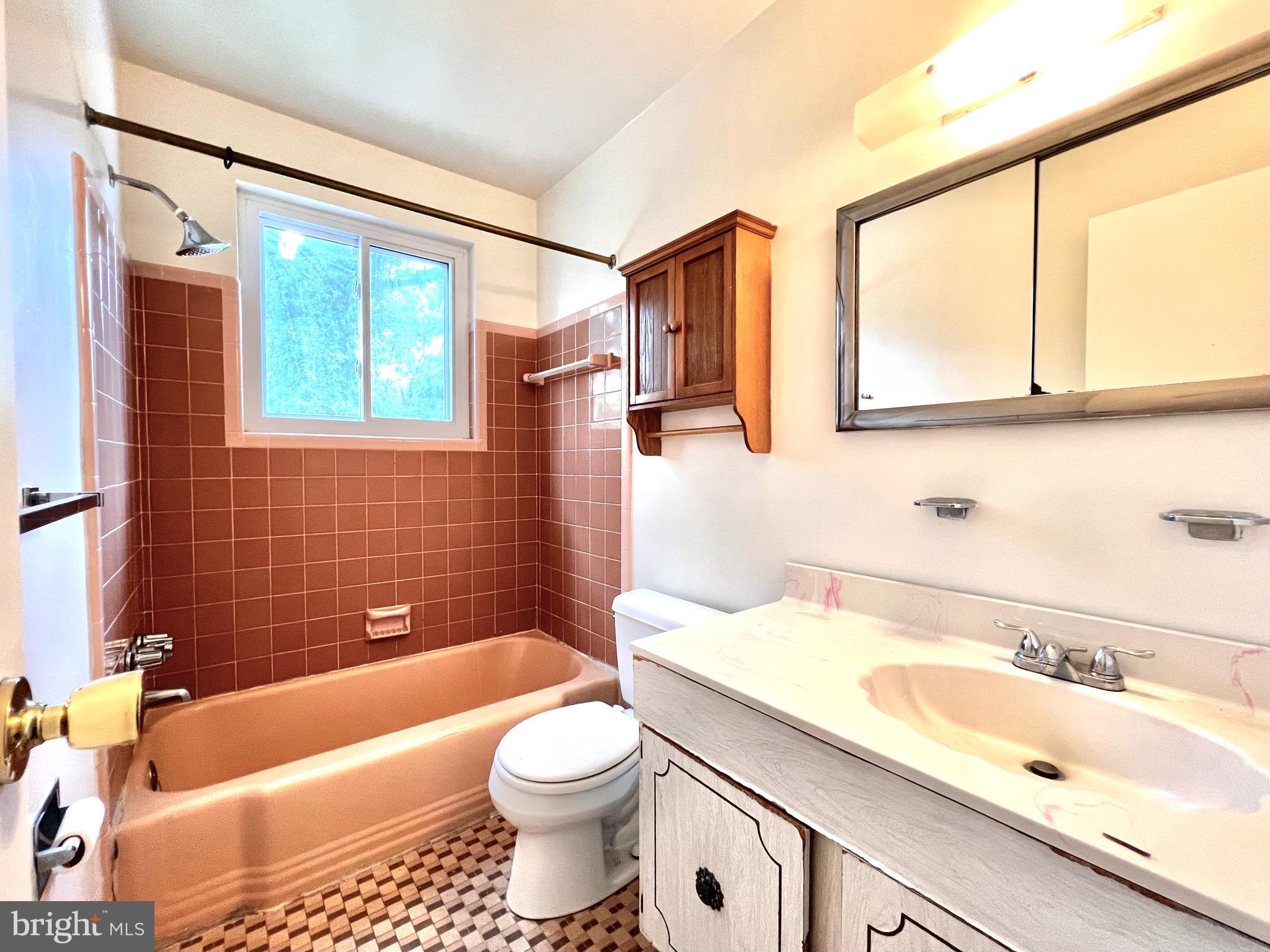 MONTGOMERY KNOLLS - Residential