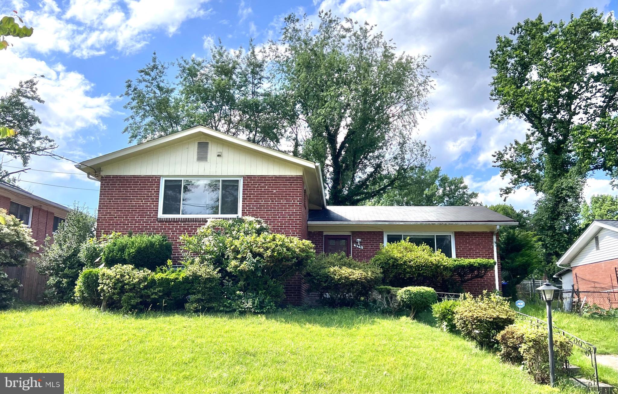 MONTGOMERY KNOLLS - Residential