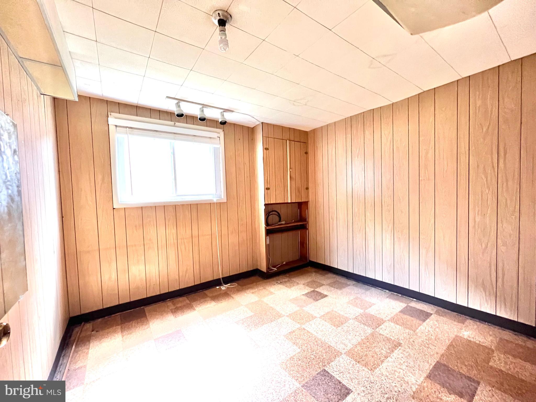 MONTGOMERY KNOLLS - Residential