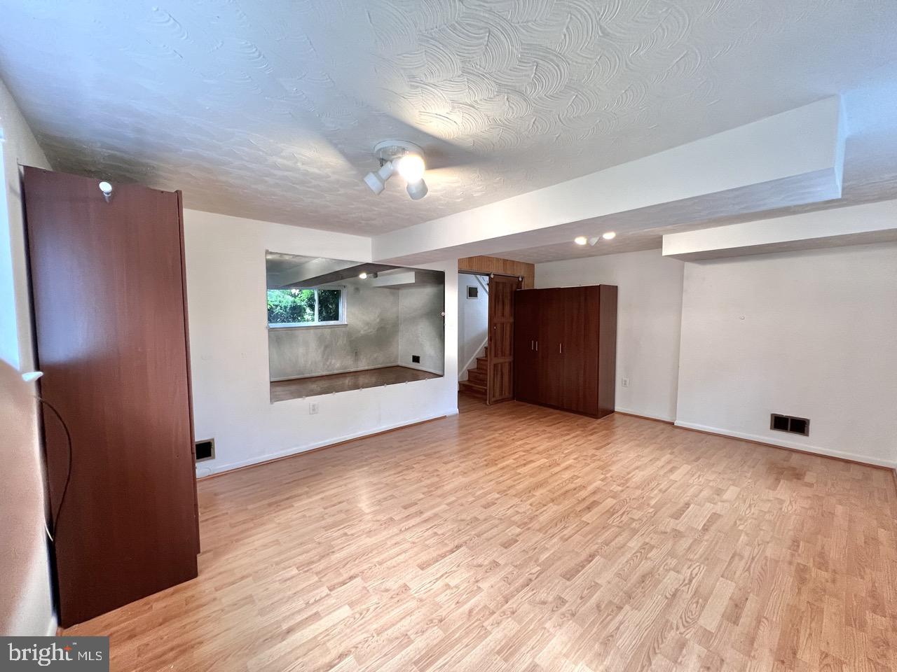 MONTGOMERY KNOLLS - Residential