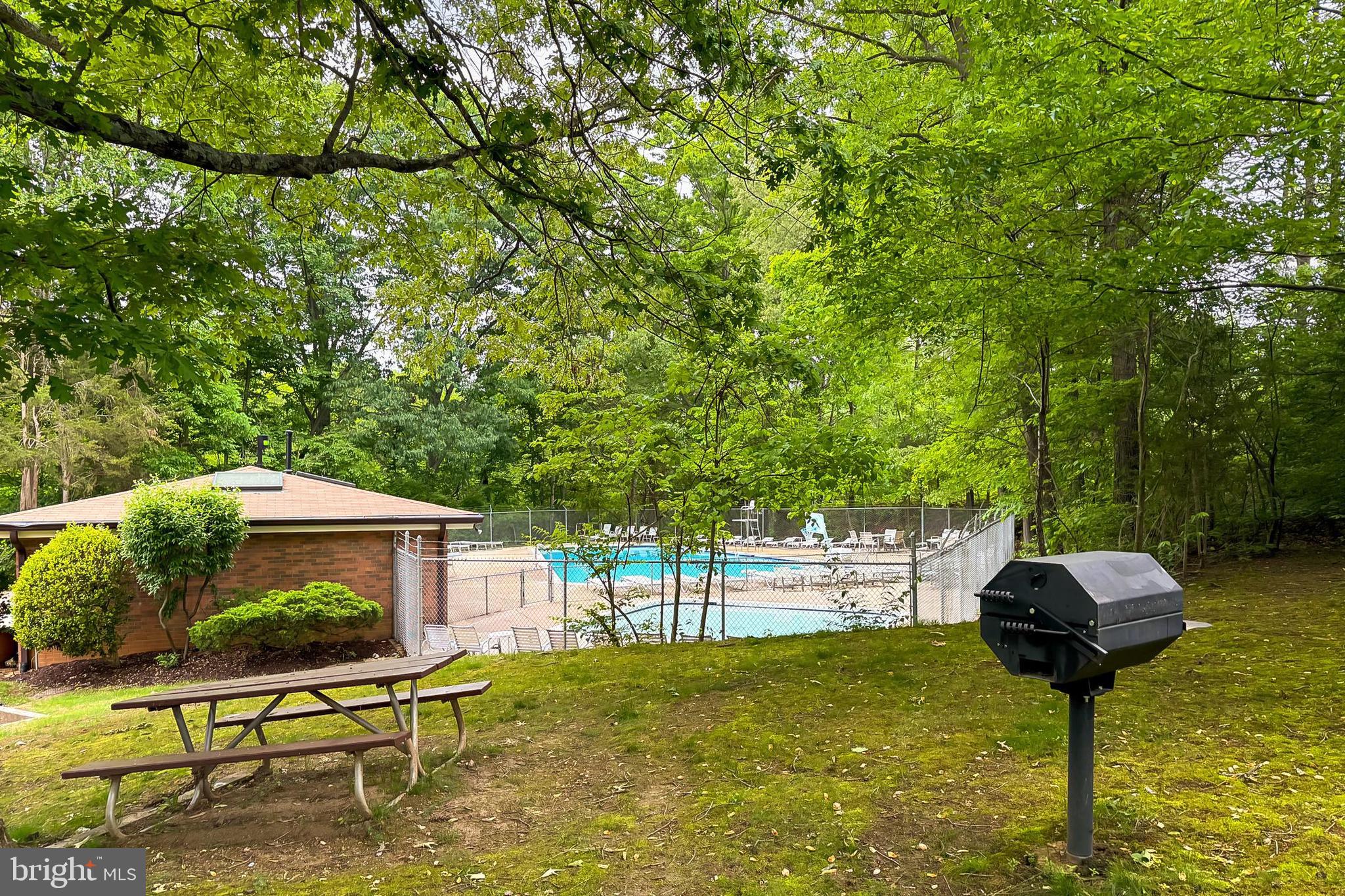 CARDINAL SQUARE - Residential