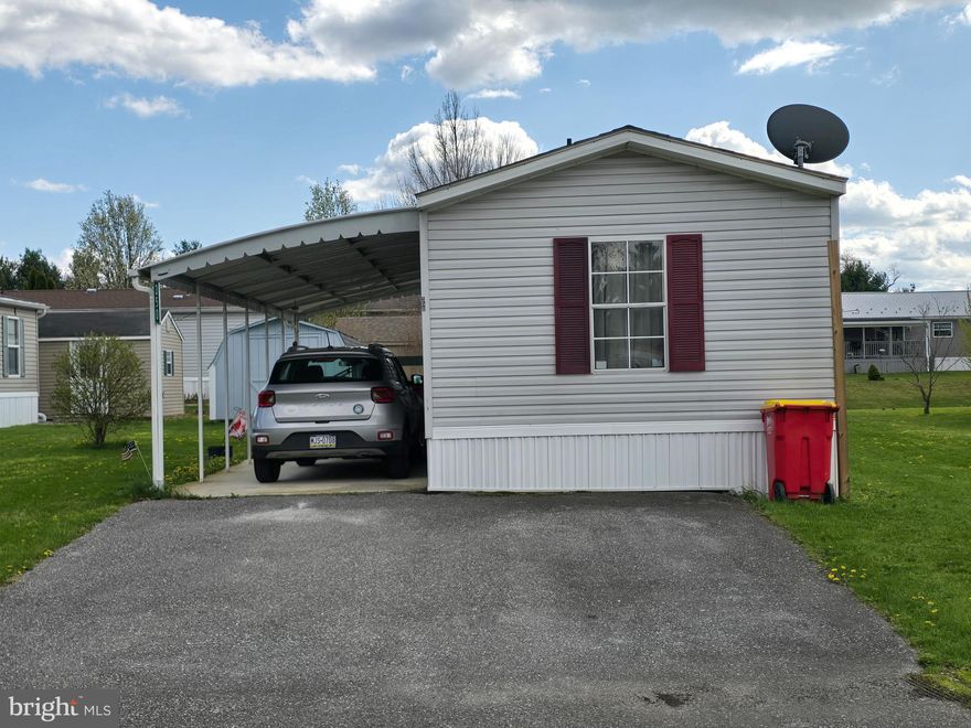 Affordable, nice mobile wire 3 bedrooms and 2 baths Home has a split floor plan.  Patio to sit on and on and enjoy.   Master has a sunken tub to relax.  Living room and kitchen is open floor plan.  This won't last long!
