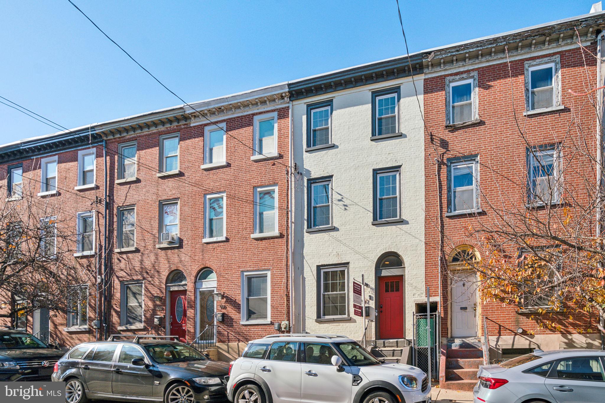 912 N AMERICAN STREET