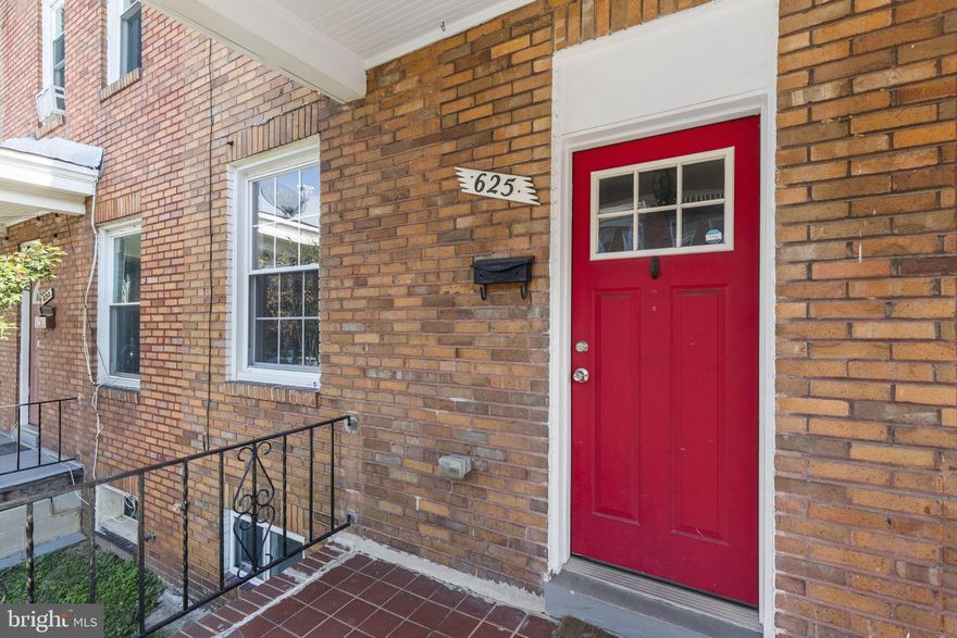 "LOCATION, LOCATION, LOCATION!!! 🏡 Beautifully maintained 3-bedroom, 2-bath home with a modern open layout, sky ceiling, and bright kitchen with stainless steel appliances 💡. Enjoy a rare parking spot and a perfect blend of comfort and relaxation. Don't miss out on this gem - schedule a showing today! 📞"