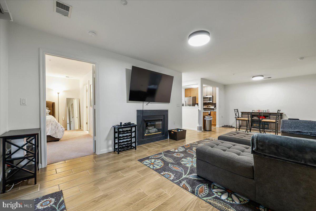 10010 VANDERBILT CIRCLE 3-9