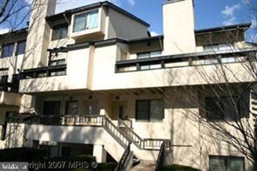 BEAUTIFUL & COZY TOP FLOOR UNIT WITH LOFT, LEVELS OF OF LIVING AREA, LOTS OF UPGRADES,  SPACIOUS BR HAS WALK-IN CLOSET, PRIVATE BALCONY, WASHER/DRYER IN THE UNIT