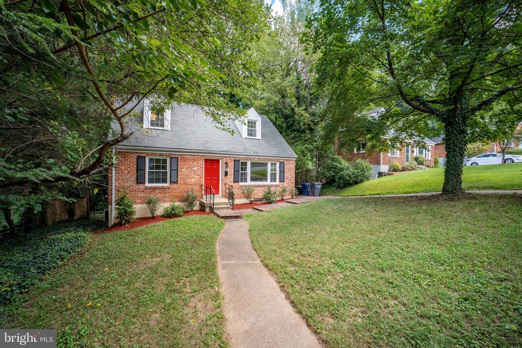 Photo of 6474 Oakwood Drive, FALLS CHURCH, VA 22041 (MLS # VAFX2306162)