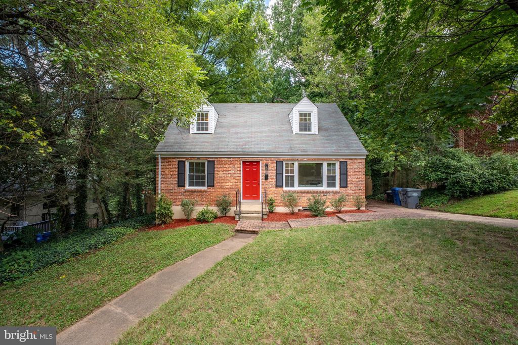 Photo of 6474 Oakwood Drive, FALLS CHURCH, VA 22041 (MLS # VAFX2306162)