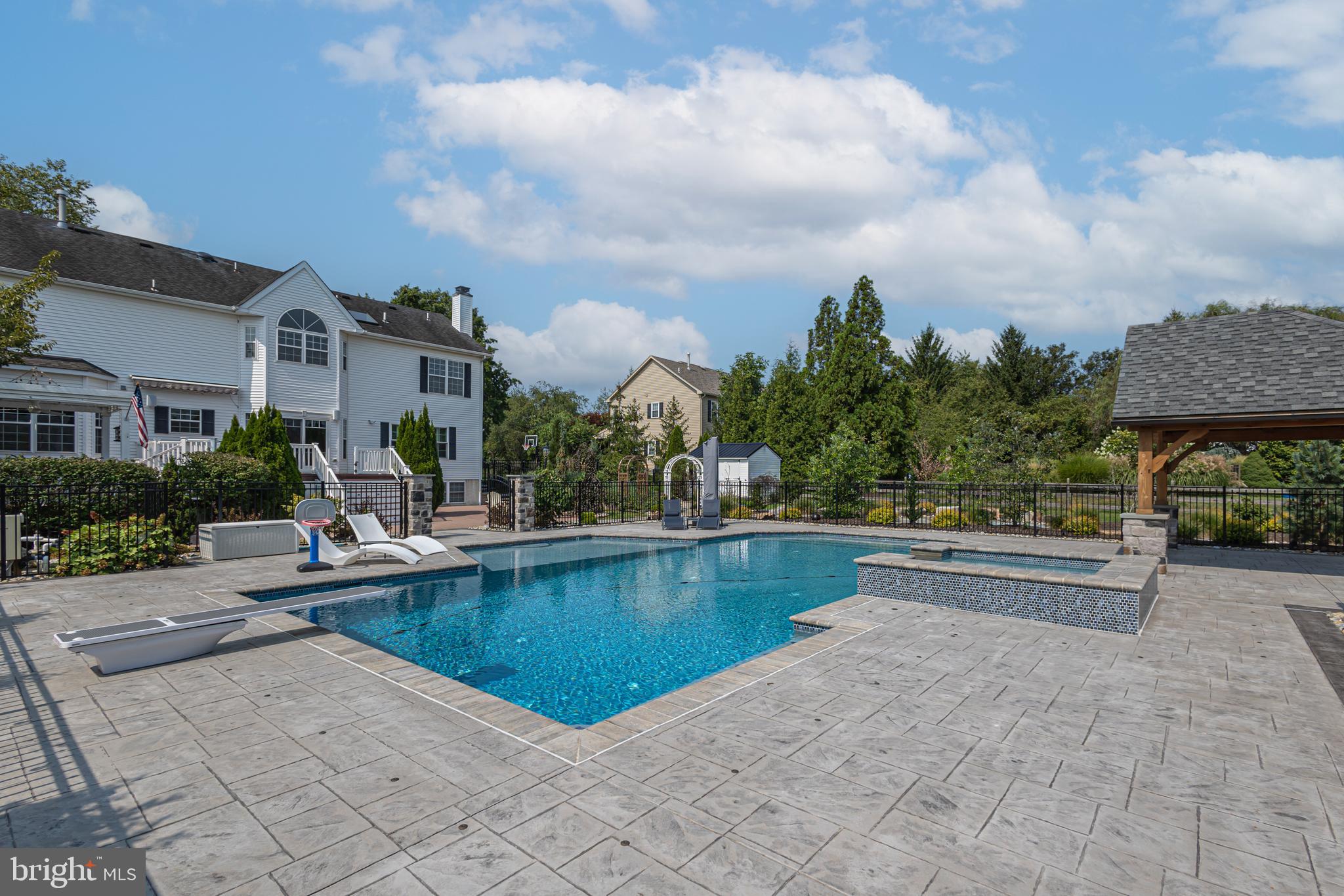 RAVEN HOLLOW - Residential