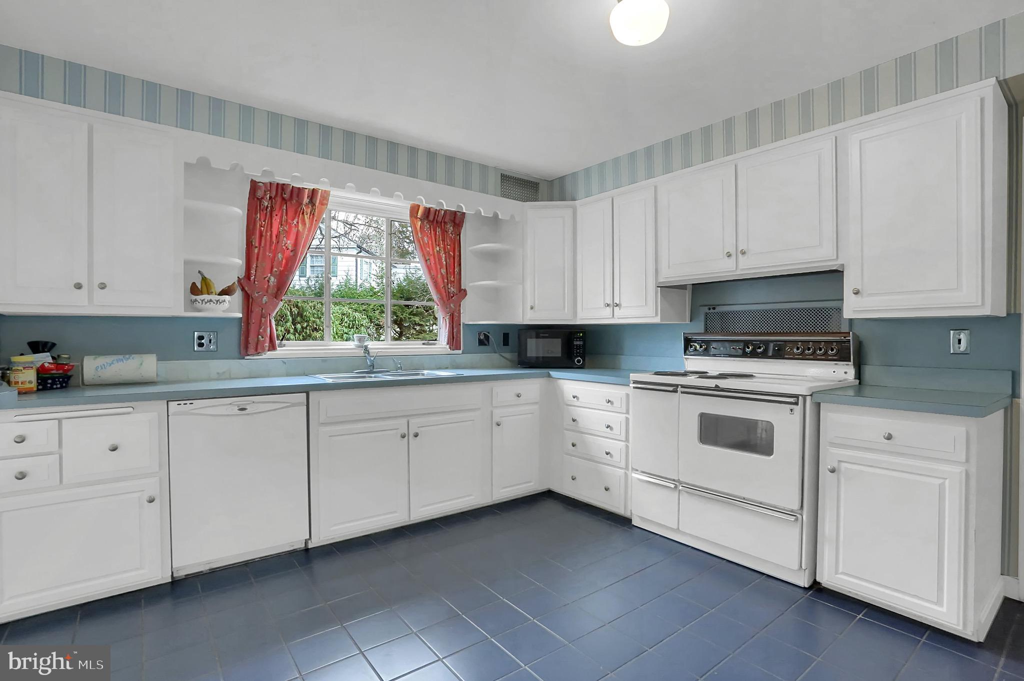 SCHOOL LANE HILLS - Residential