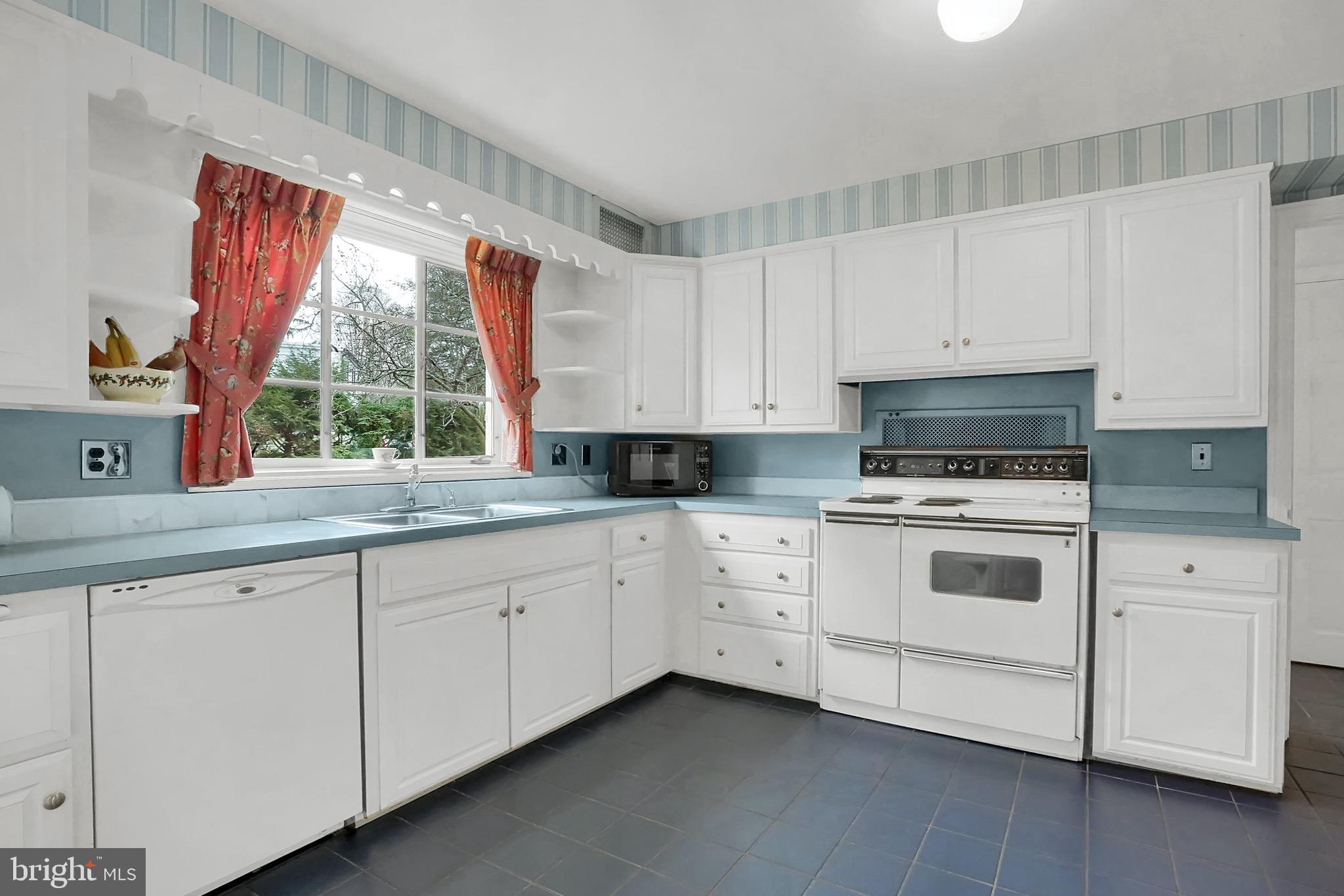 SCHOOL LANE HILLS - Residential
