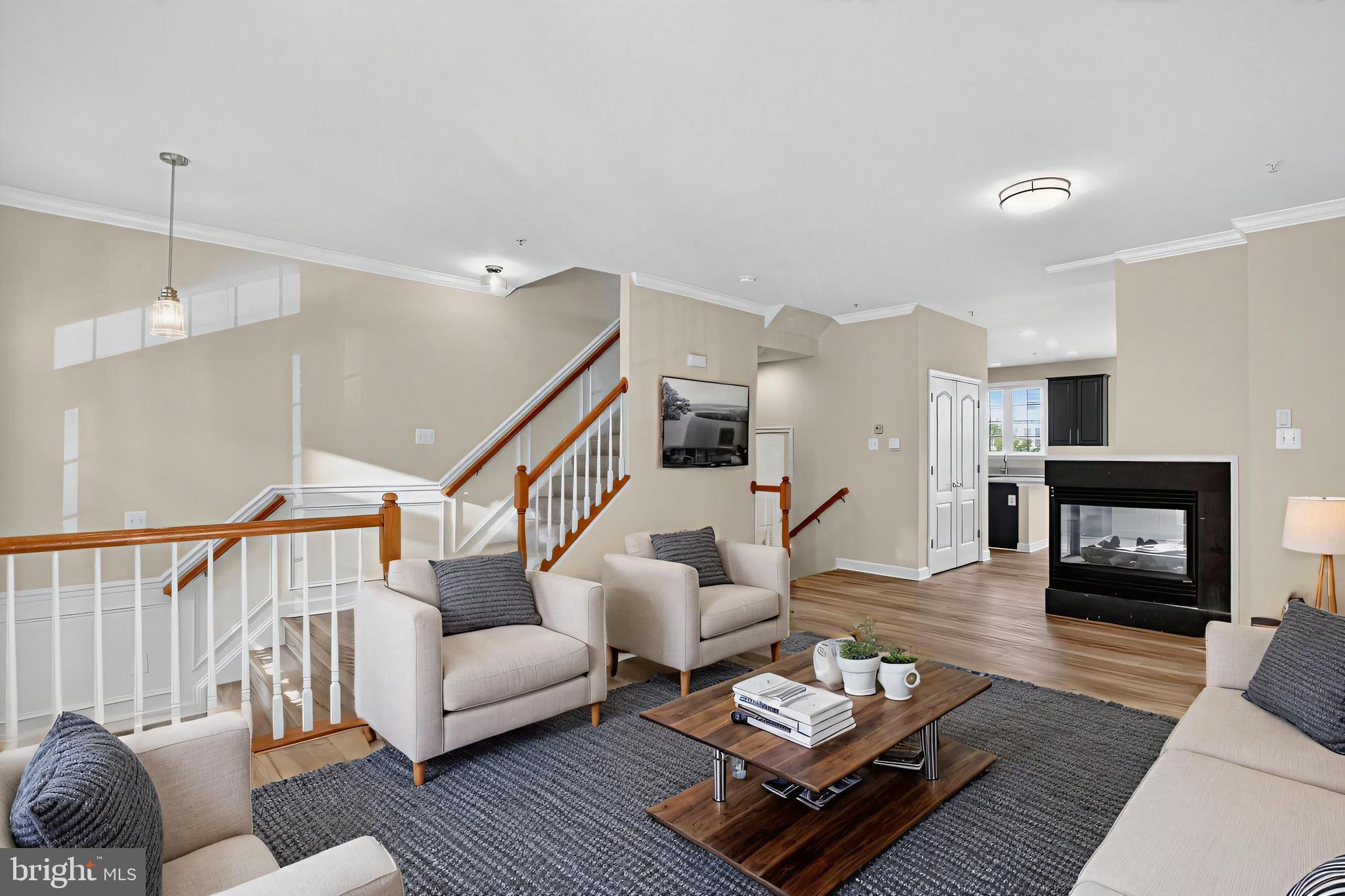 909 CRESTFIELD DRIVE