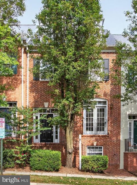 Photo of 909 Crestfield Drive, ROCKVILLE, MD 20850 (MLS # MDMC2200234)