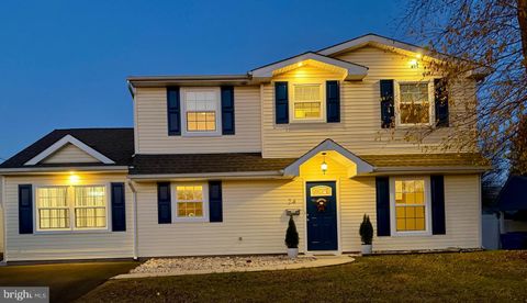 24 ROBIN HILL LANE LEVITTOWN PA 19055