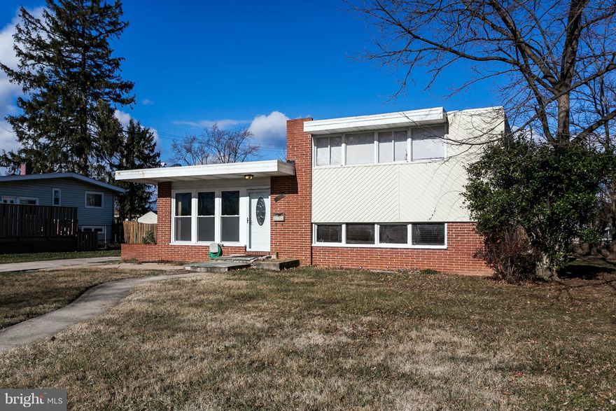 *****PRICE REDUCTION***** Beautifully maintained Mid Century Modern Home with lots of yard space. Conveniently located across from the Wellwood International School and plenty of shopping as well as public transportation close by. Wood floors through out the house including the bedrooms. Enjoy the fully finished lower level with A full bath and laundry area. Come see for yourself.